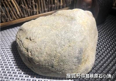 缅甸曼德勒,收的一块不起眼的乌鸡种翡翠原石,雕琢出不一样的特色作品