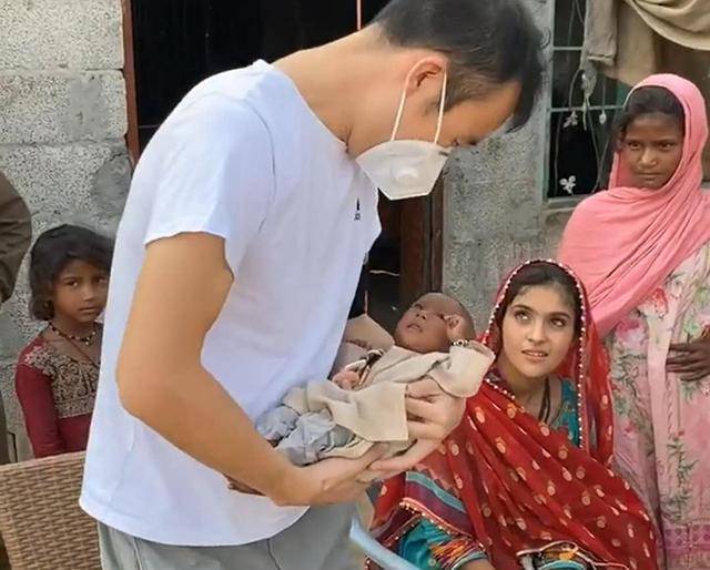 中国大叔与巴铁姑娘结婚，生的宝宝“黑不溜秋”，网友：火候没掌握好