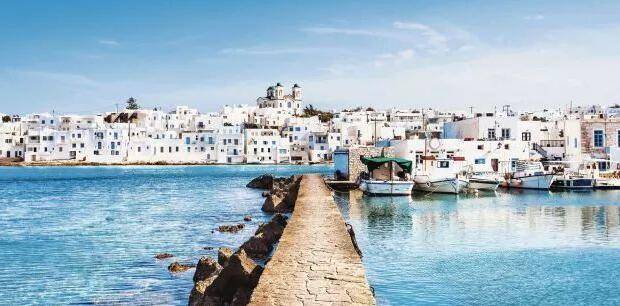 美国著名旅游杂志《旅行与休闲》日前根据读者投票,将希腊帕罗斯岛评