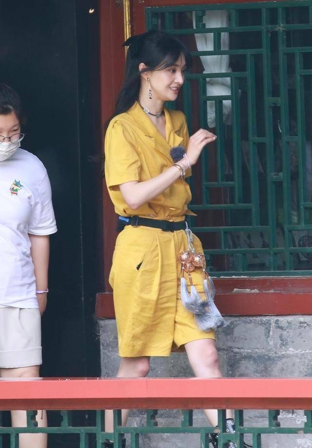 郑爽不再瘦脱相,西装短裤简约穿出好气质,但一身褶皱稍显尴尬