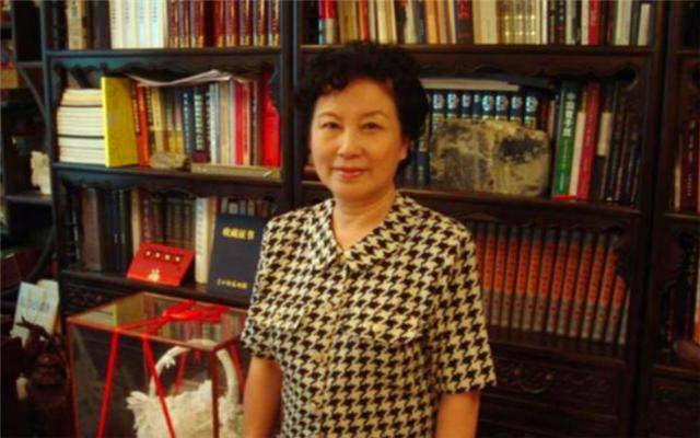 楠莉: 楠莉原名张桂云,是一个带着浓厚方言的地道东北女人,第一段婚史