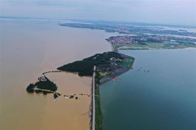 图为一侧是清澈的鄱阳湖内湖珠湖,另一侧是因暴雨变浑浊的鄱阳湖外湖.