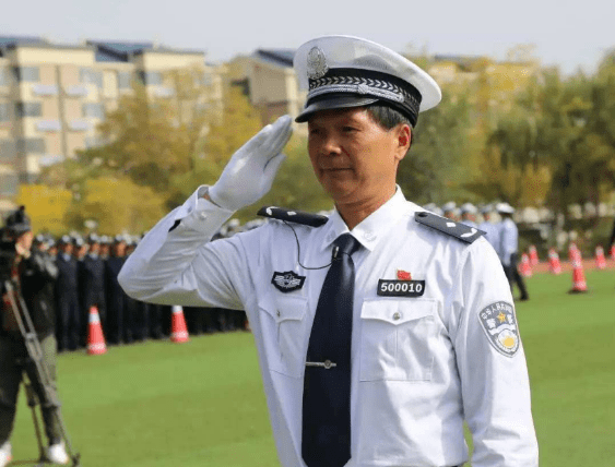 我国的警察等级分为十三个等级,其中又分为不同等级的警员,警司,警督
