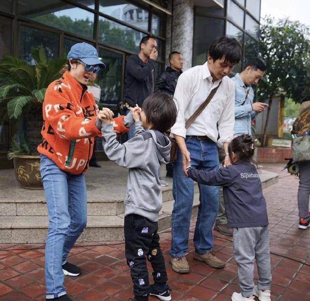 原创孙俪带儿女做公益，与李佳琦宣传领养动物，等等身高到妈妈肩膀