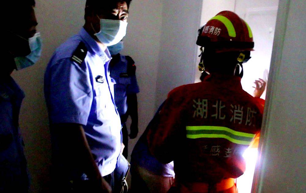 湖北孝昌:一女子独锁“屋内分娩”民警消防员