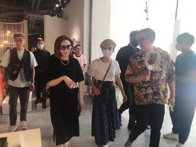 原创孙俪带儿女做公益，与李佳琦宣传领养动物，等等身高到妈妈肩膀