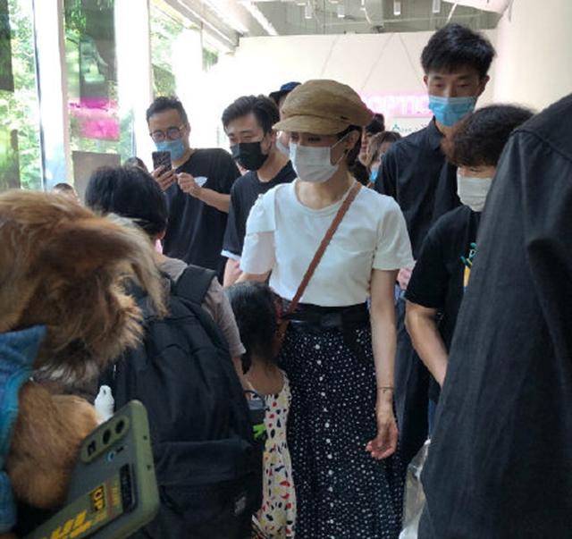 原创孙俪带儿女做公益，与李佳琦宣传领养动物，等等身高到妈妈肩膀
