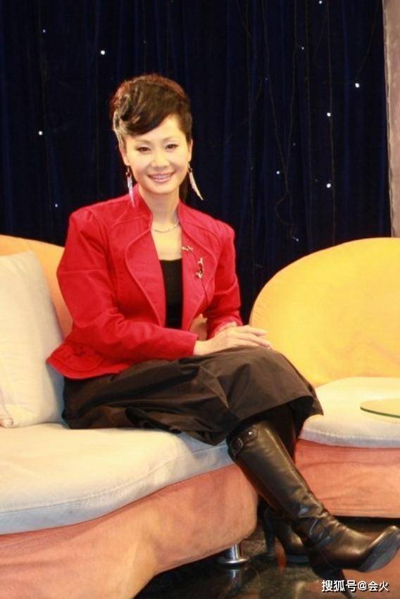 对方|原创于文华被男星故意贴身挤坐？对方手勾其肩部，被网友直批心术不正