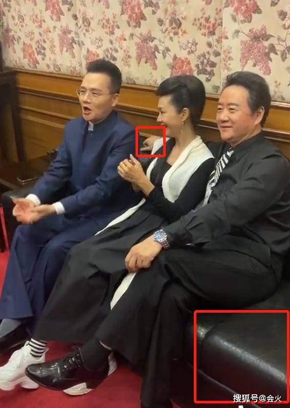 对方|原创于文华被男星故意贴身挤坐？对方手勾其肩部，被网友直批心术不正