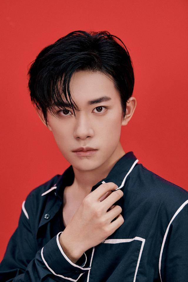 look|200605 易烊千玺今日发布会look 简约衬衫干净利落来相见