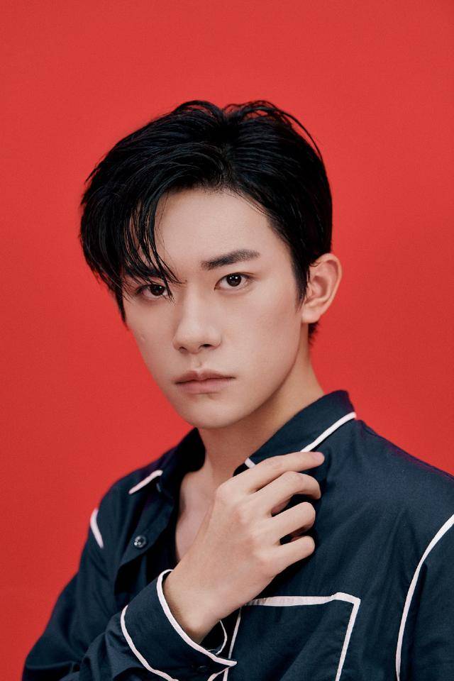 look|200605 易烊千玺今日发布会look 简约衬衫干净利落来相见