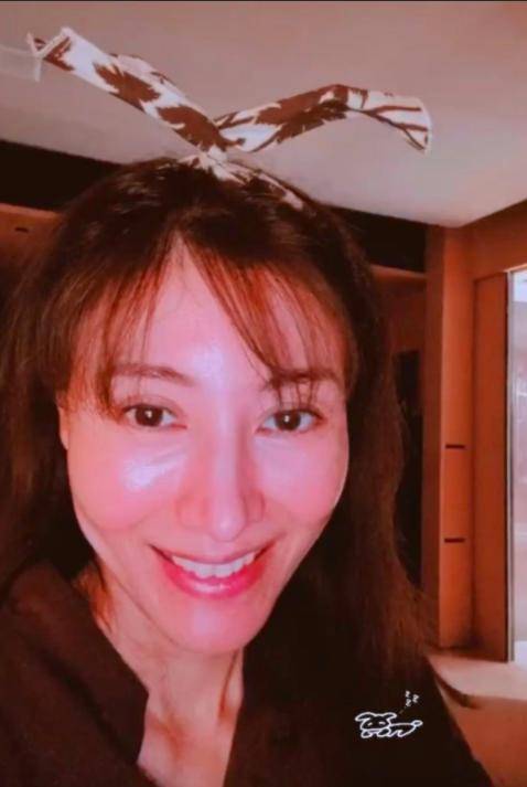 李嘉欣空气感刘海崩坏了,2020年流行氧气感刘海,连凯特王妃都剪