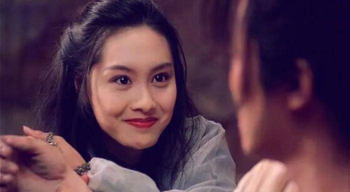 刘雨昕|女团C位被骂“比蔡徐坤还男人”,羞辱谁呢?