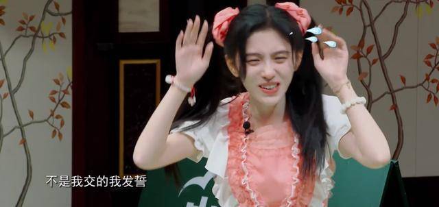 阴影|原创鞠婧祎遭遇强风发际线被吹起，阴影粉涂太多场面尴尬