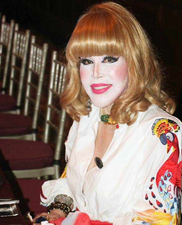 假面具|81岁富婆每天化浓妆，脸部僵硬像戴假面具，得癌不忘和男模拍写真