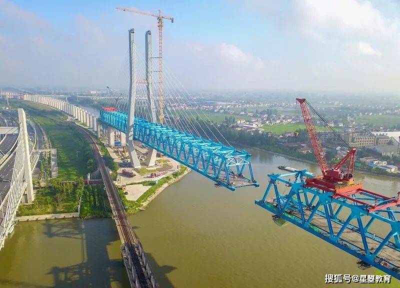 盐城特大桥主桥为跨新洋港斜拉桥,桥梁跨径布置为主(72 96 312 96 72