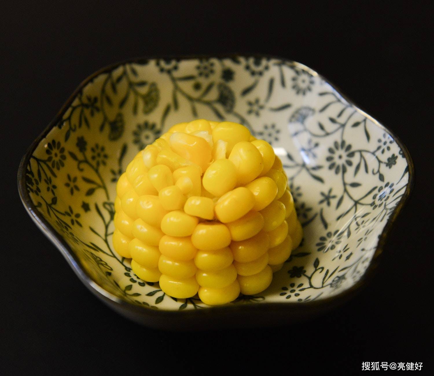 4 玉米中不饱和脂肪酸可降低血液中胆固醇的含量,减少其积累在血管壁