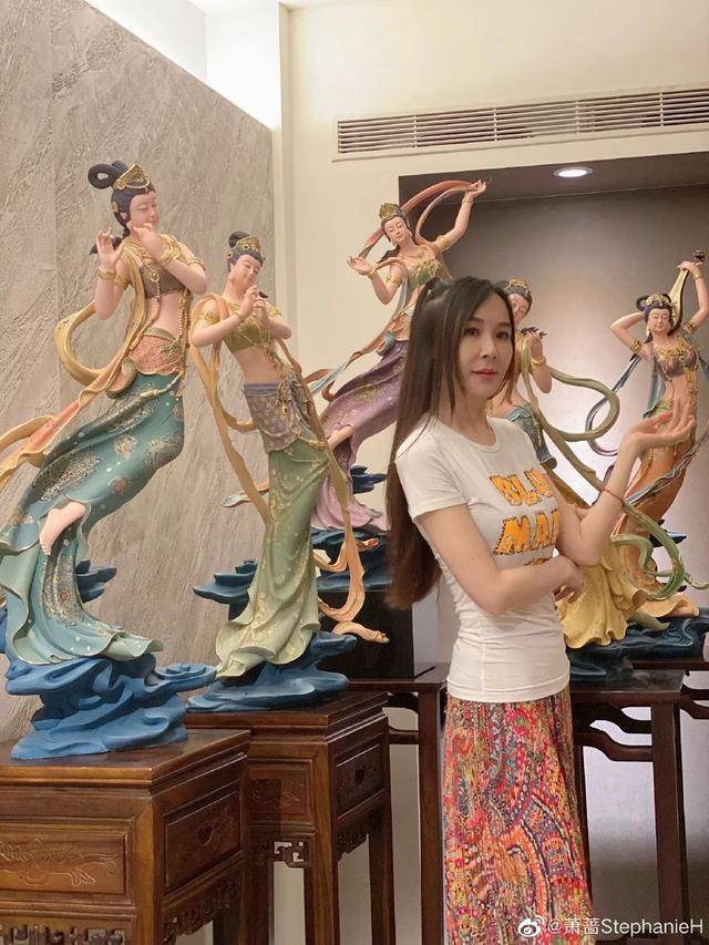 近照|51岁萧蔷近照，梳双马尾扮嫩惊现歪嘴，穿露脐衣前凸后翘很火辣