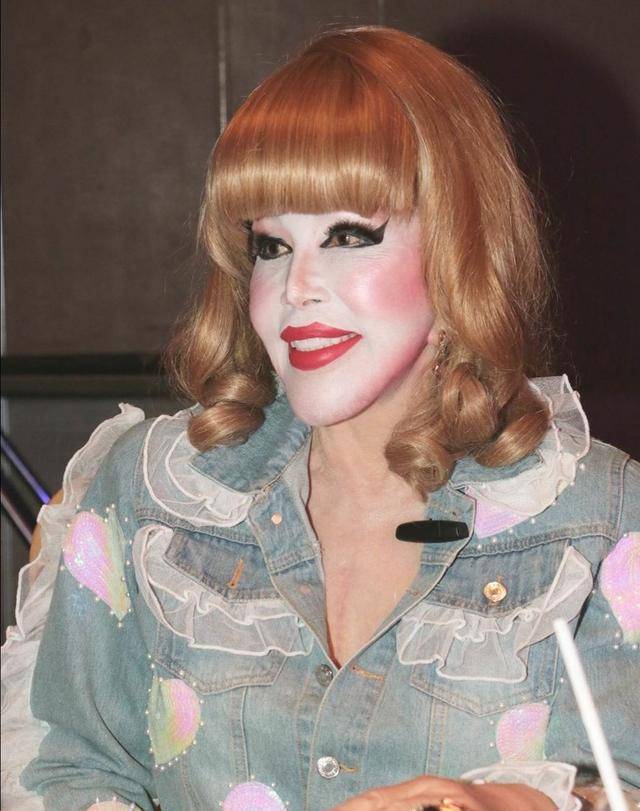 假面具|81岁富婆每天化浓妆，脸部僵硬像戴假面具，得癌不忘和男模拍写真