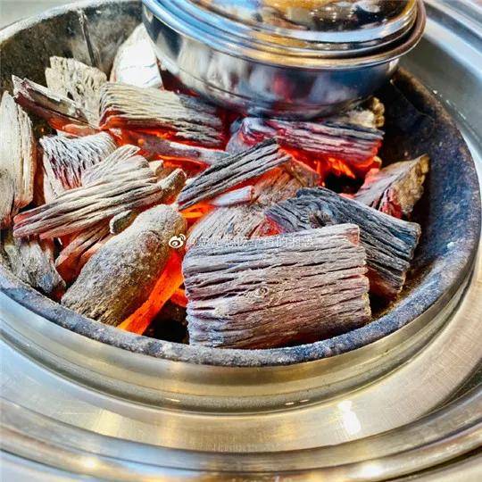 烤肉|焦焦的烤出油最香~吃在大连-上等的五花肉