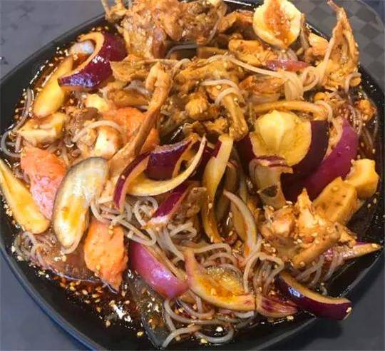 吃遍大连丨风靡街头的麻辣拌,一勺醋两勺糖,把你的味蕾安排的明明白白