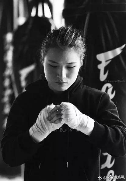 刘雨昕|女团C位被骂“比蔡徐坤还男人”,羞辱谁呢?