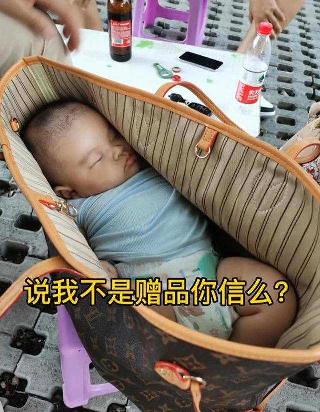 小夫妻吃路边摊，摊主看到宝妈挎包后不淡定了，网友：吃货家长的娃不好当