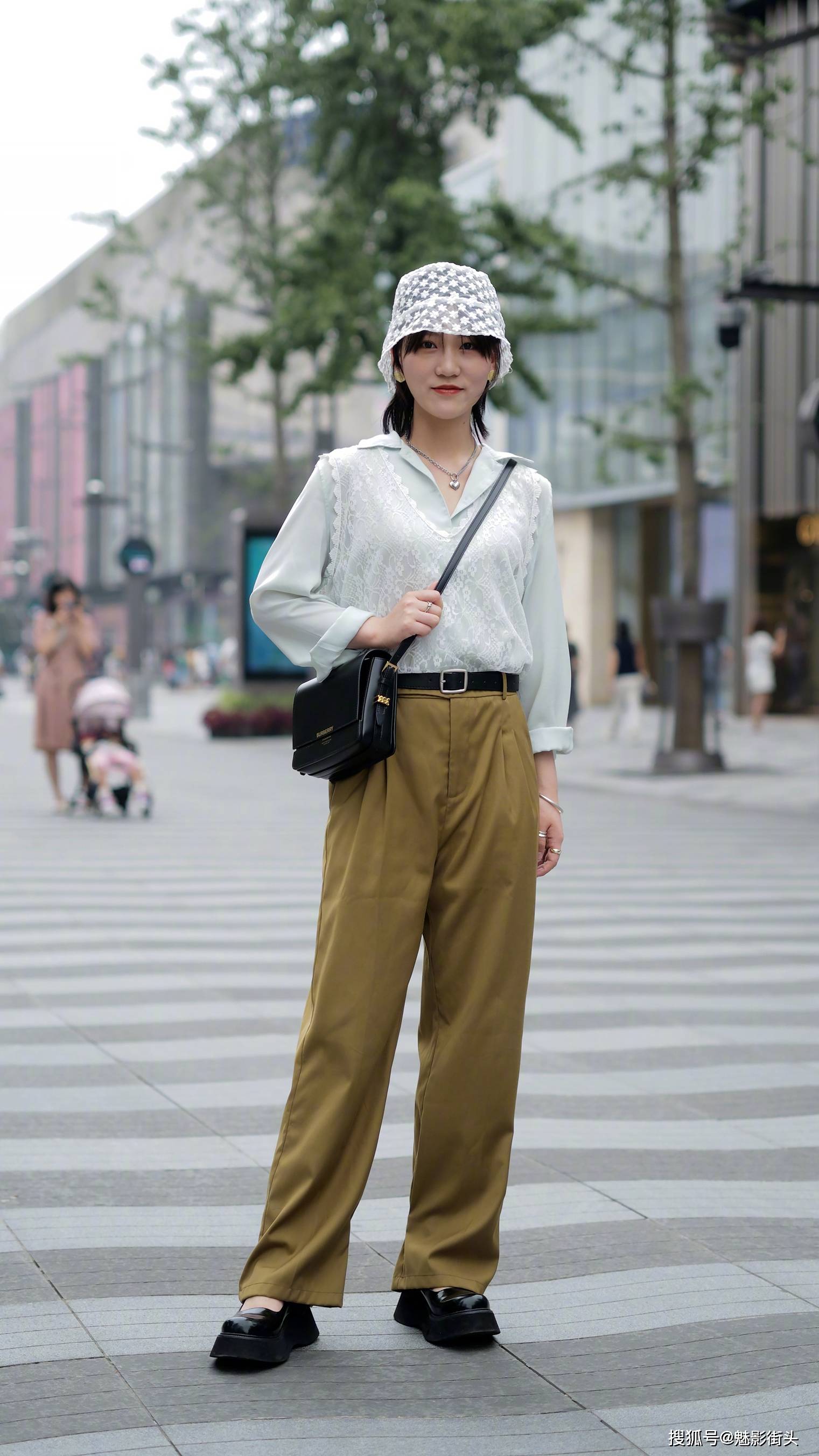 二十岁女生穿衣不要太老气,这几套休闲装搭配,让你更有个性魅力