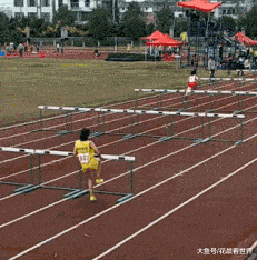 妹子,你是来跨栏的,还是来搞笑的?