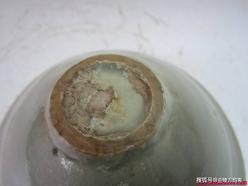 五代和宋代耀州窑青瓷的底足照片