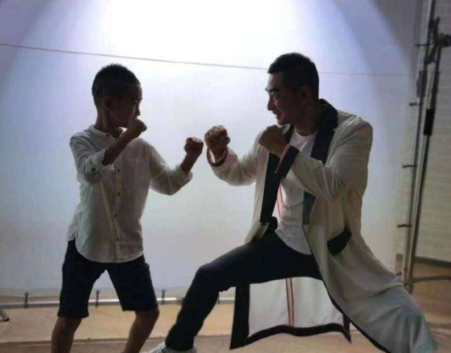 原创赵文卓为儿子庆生,子龙头剃"大侠"两字超酷,比爸爸童年更帅气