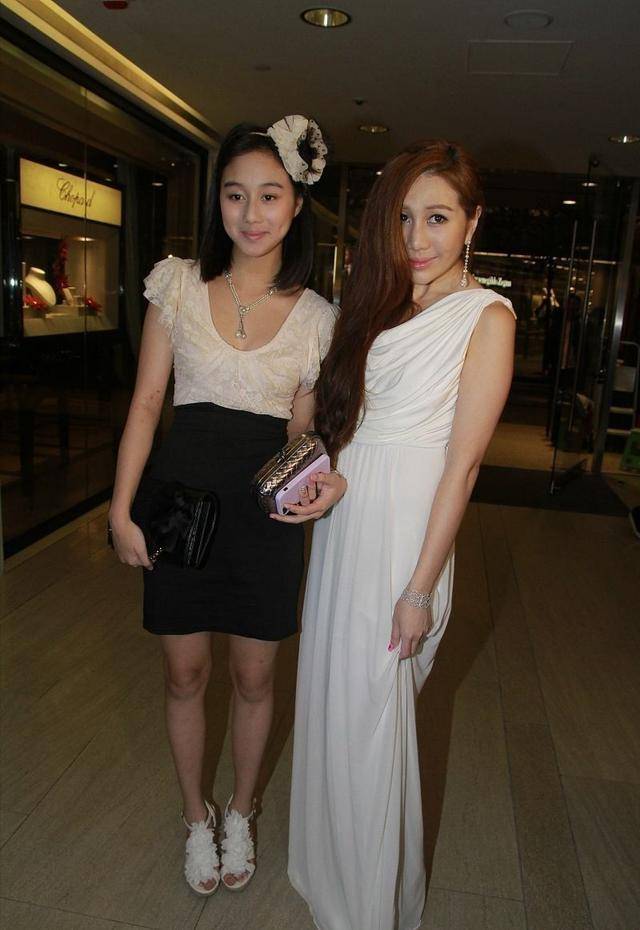 原创赌王四太携俩女儿露面,何超盈脸歪何超欣面色苍白,不如四太美艳