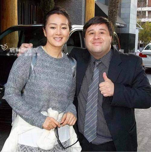 坑洼|巩俐化了妆脸上坑洼都还明显，不修图肤色也很黄，确实是老了！