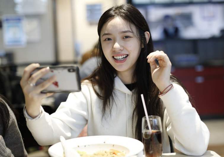 冲浪|林允不愧是美妆博主,综艺上玩冲浪皮肤白到发光,素颜更让人羡慕