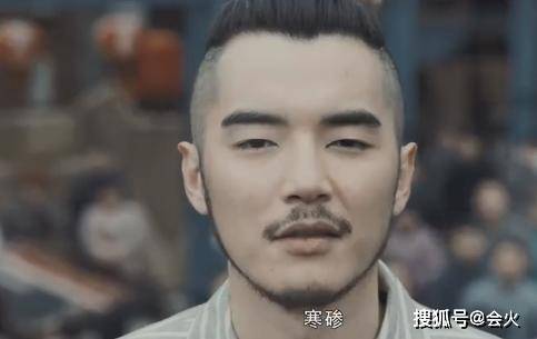 河神|原创知名男星深夜现身路边摊撸串，不修边幅很邋遢，抠完脚后又剔牙？