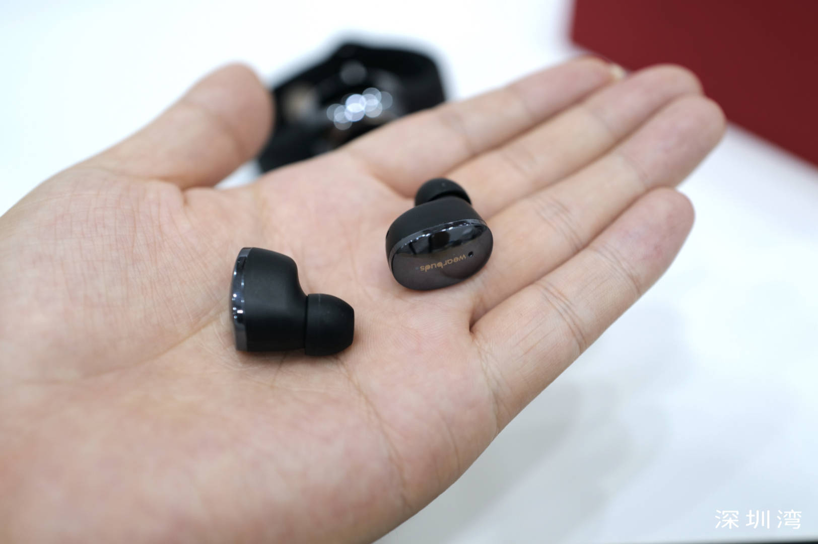 内容|小雅穿戴真无线耳机图赏：运动手环、TWS 耳机、外加腕上充电舱