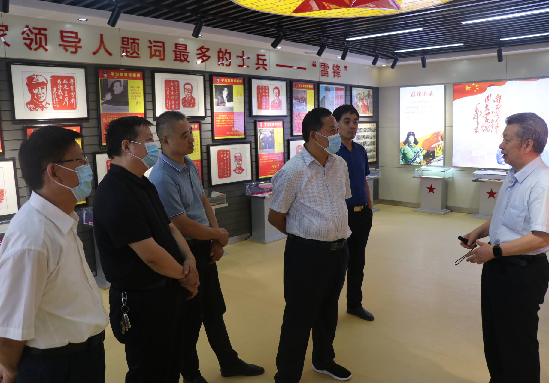 在汶上县中医院,许文祥在党委书记理事长刘明远,院长郭秀忠陪同下