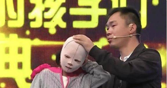 原创女孩因为一直戴头套上学，被同学疯狂嘲笑，把头套摘下后大家都沉默了