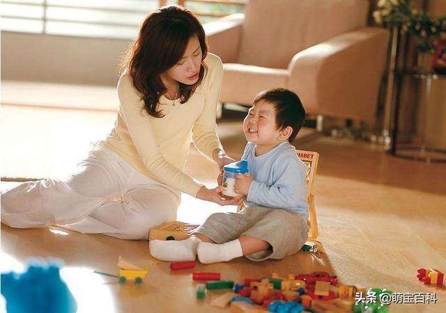 原创母亲最容易遗传给儿子的四个外貌特征，看看你家的准吗