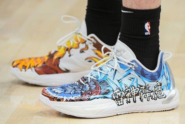 安踏|海沃德新战靴曝光!安踏延续里程碑,汤神涅槃重生稳了