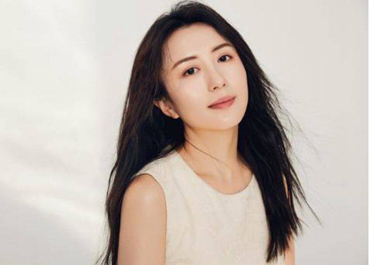 原创她曾是央视主持人，拍戏中途意外怀孕，11岁儿子至今不知亲爹是谁
