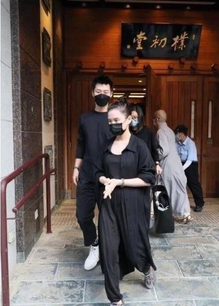 送别赌王后,窦骁十指紧扣陪超莲看医生