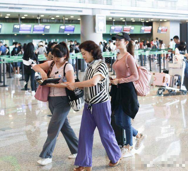 腰肢|有种迷人叫吉娜穿长裙，身材曼妙腰肢纤细惹人羡，男人就爱这一款