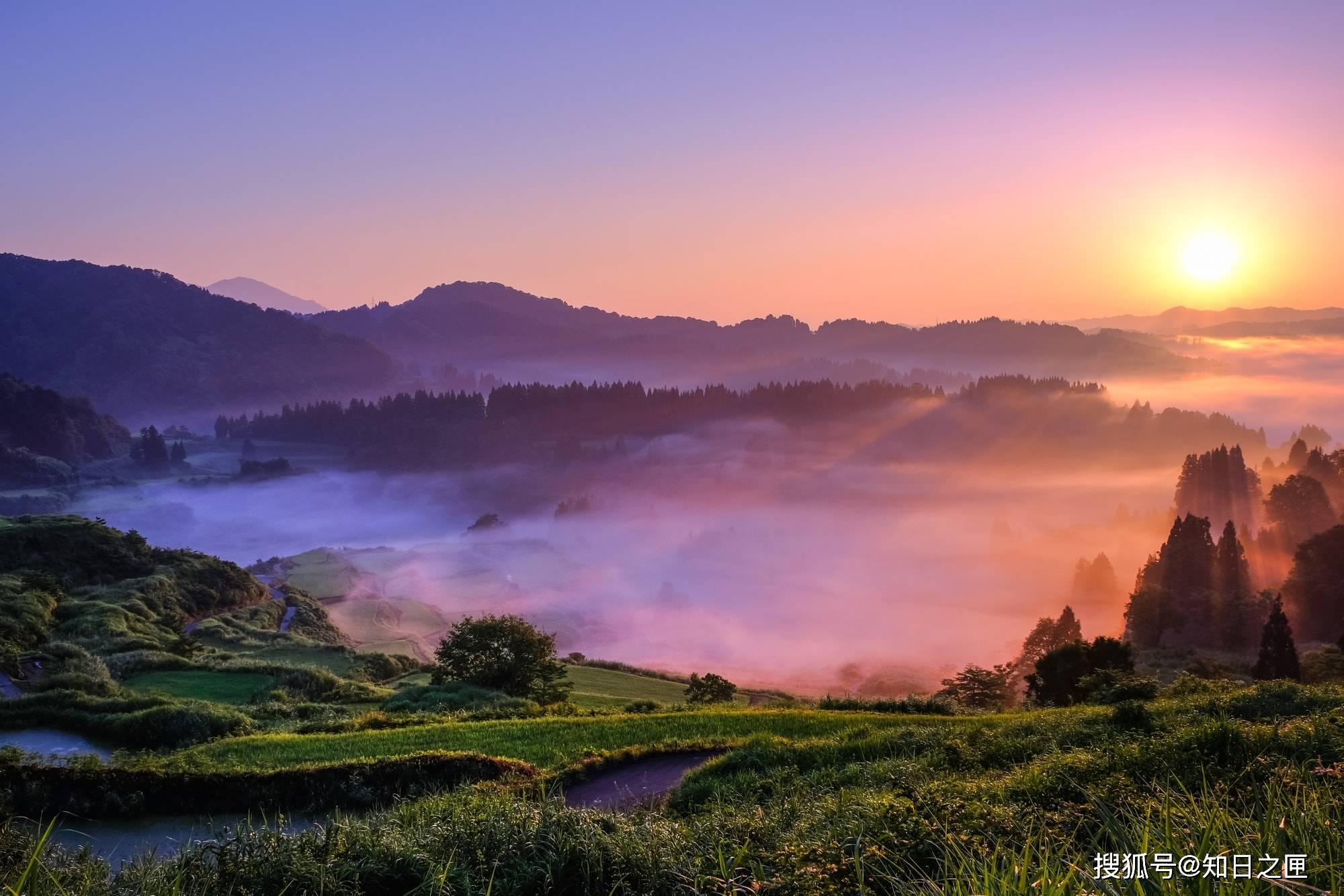 这里是被评选为"日本百佳乡村"的,位于松代地区的美丽梯田风景.