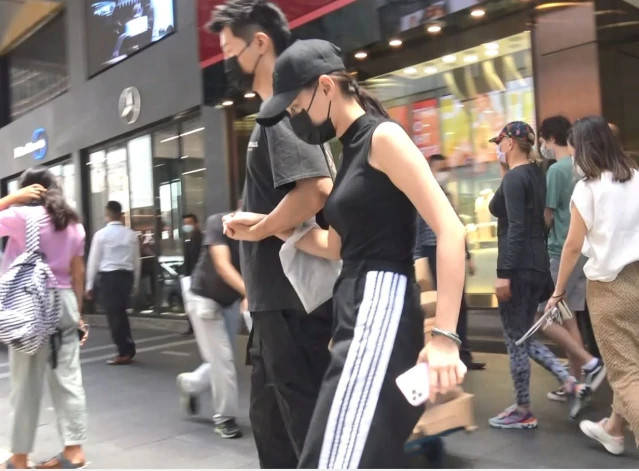 送别赌王后,窦骁十指紧扣陪超莲看医生