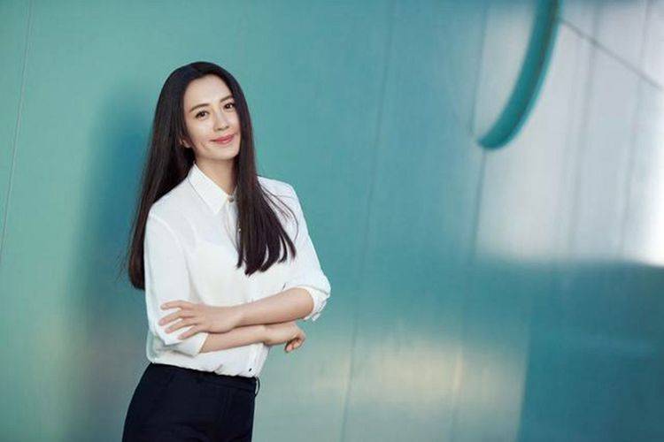 原创她曾是央视主持人，拍戏中途意外怀孕，11岁儿子至今不知亲爹是谁