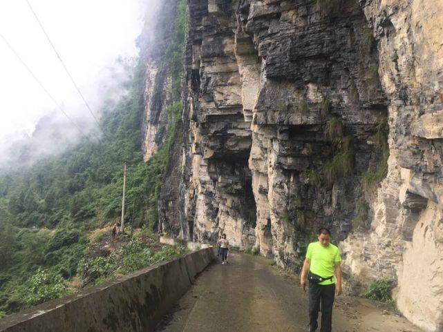 湘西,有一条美丽的挂壁公路