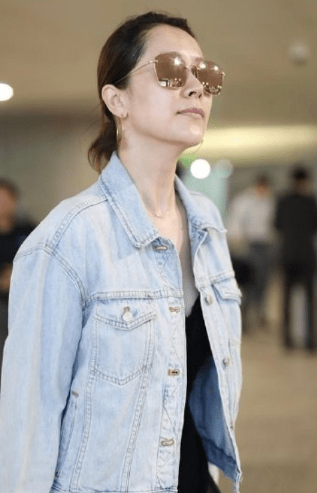 显得|海清长发邋遢没气质，肤色蜡黄干瘦，被董璇衬托的很老！