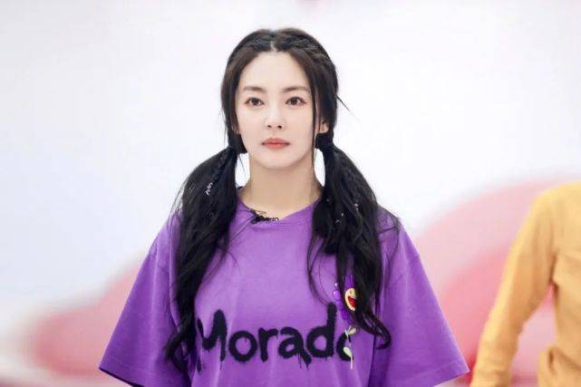 紫色|张雨绮越活越年轻，双马尾辫配紫色T恤少女感十足，不愧女团门面