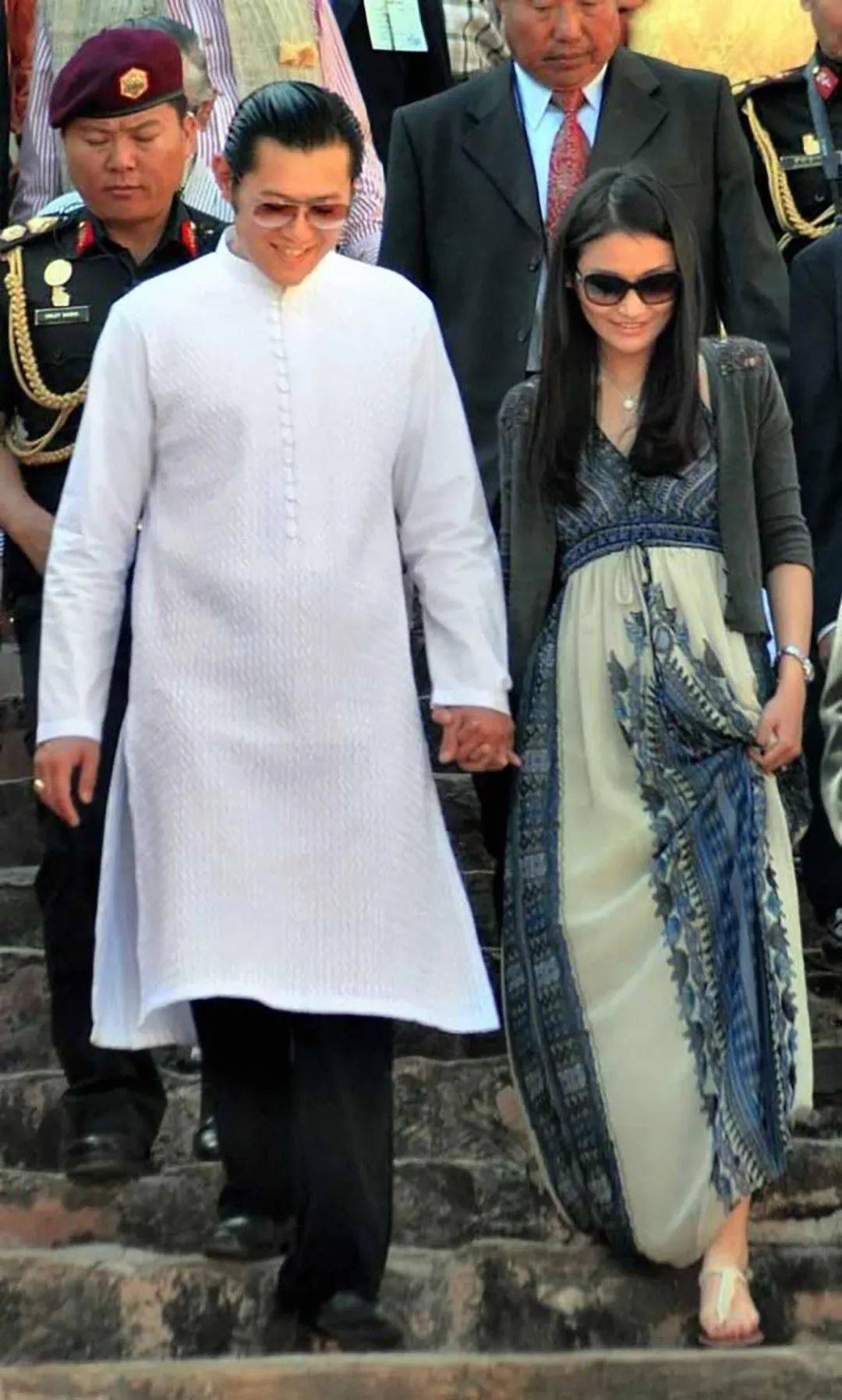 大衣|30岁不丹王后品味太土，穿毛领大衣壕气过头，手上红包包又艳又俗